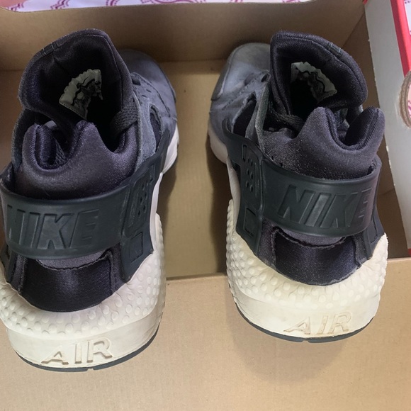 black and grey nike huaraches - Picture 2 of 3